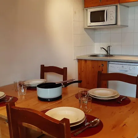 Renove Avec Balcon Sud Et Parking, 4 Personnes, - Fr-1-330d-66 *